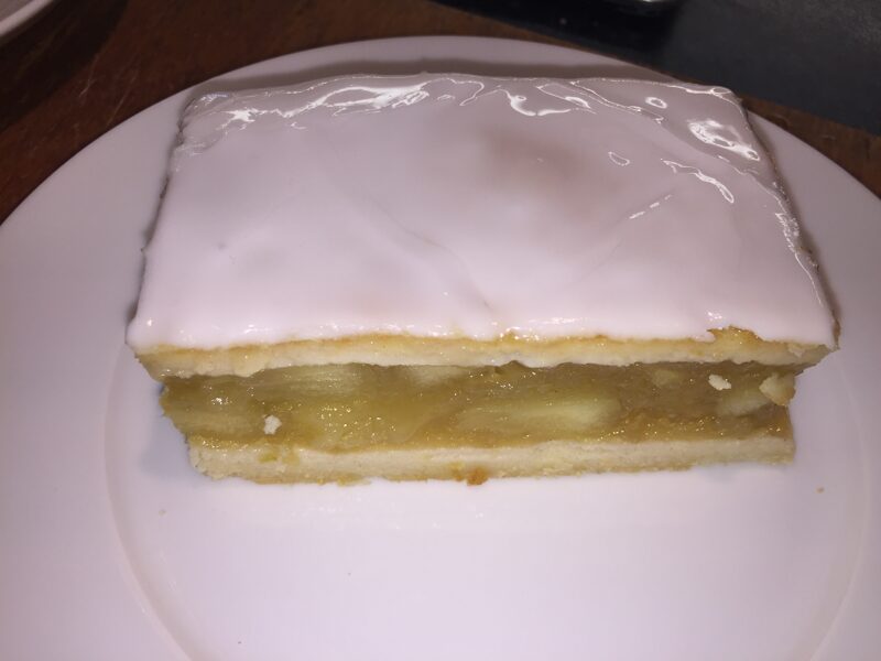 Gedeckter Apfelkuchen